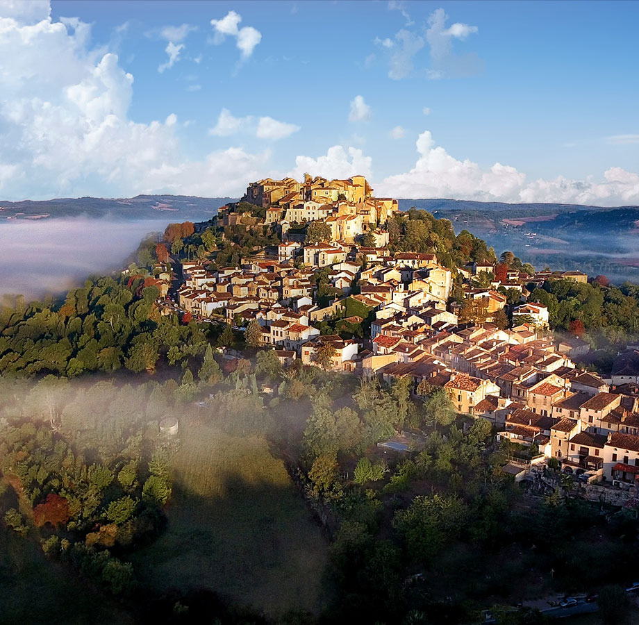 Cordes sur Ciel, lieu touristique incontournable du Tarn, au départ du camping en région Occitanie du Chêne Vert, à Castelnau de Montmiral.