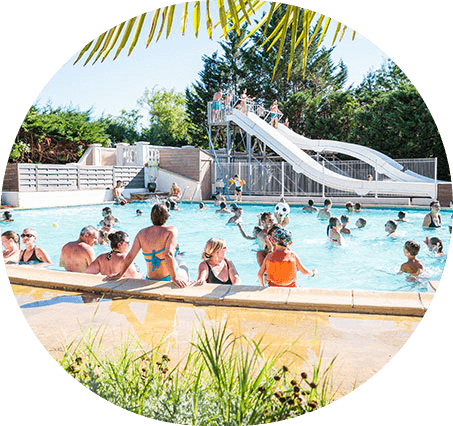 L’Espace aquatique avec toboggans du camping 4 étoiles entre Albi et Gaillac