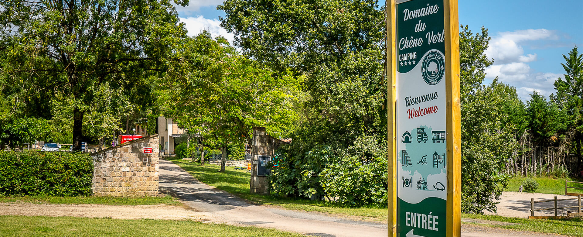 Vue aérienne du camping du Chêne Vert, camping 4 étoiles en Occitanie