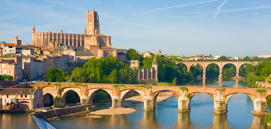 Albi et son impressionnante cathédrale fortifiée Sainte-Cécile, visite touristique incontournable du Tarn, à 30 mn du camping en région Occitanie du Chêne Vert, à Castelnau de Montmiral.