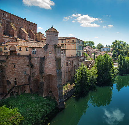 Gaillac lieu touristique incontournable du Tarn, au départ du camping en région Occitanie du Chêne Vert, à Castelnau de Montmiral.