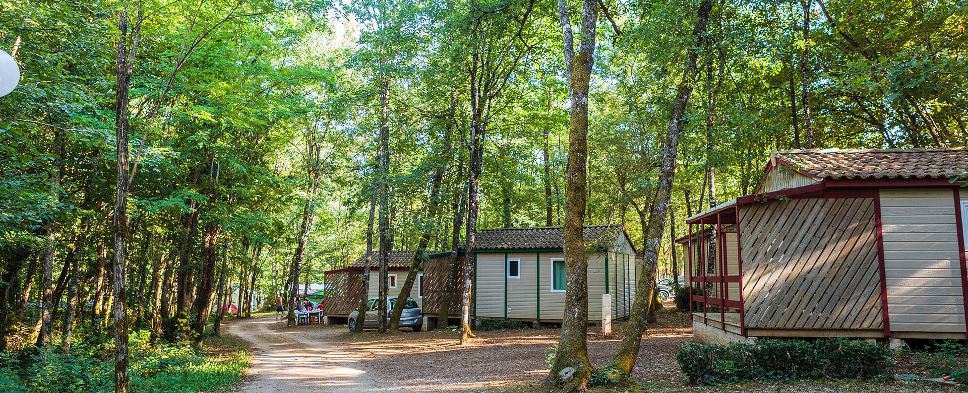 Vue aérienne des location-mobil-home dans le Tarn du camping 4 étoiles en Occitanie le Chêne Vert