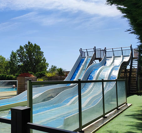 Toboggan de l’espace aquatique du camping 4 étoiles près de Gaillac, le Chêne Vert