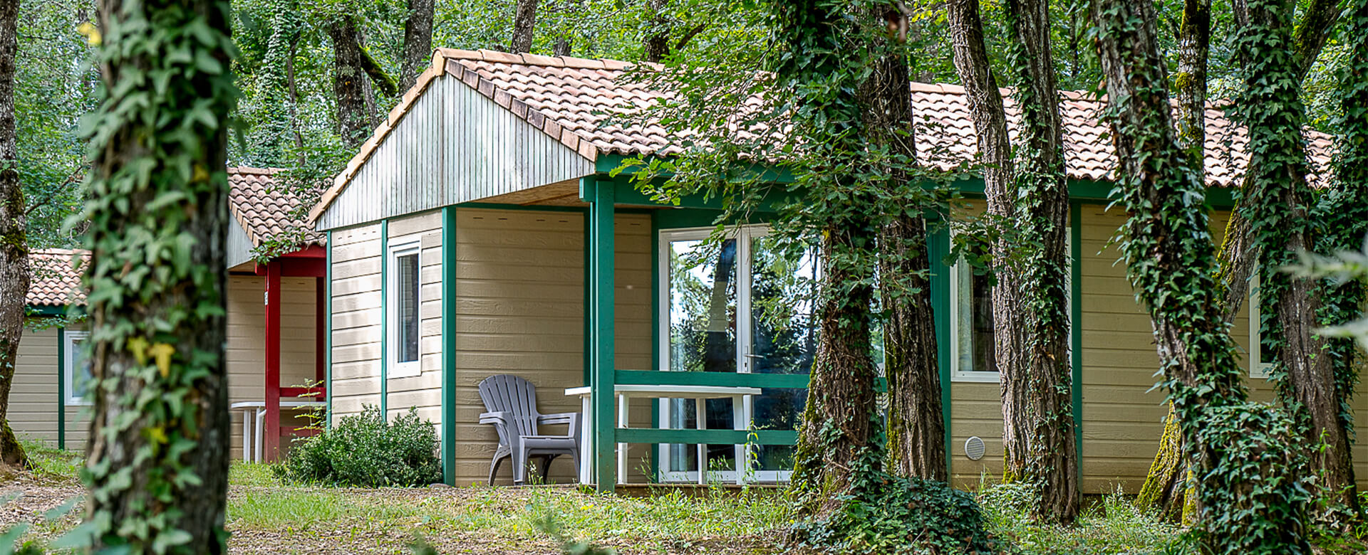 Vue aérienne des location-mobil-home dans le Tarn du camping 4 étoiles en Occitanie le Chêne Vert