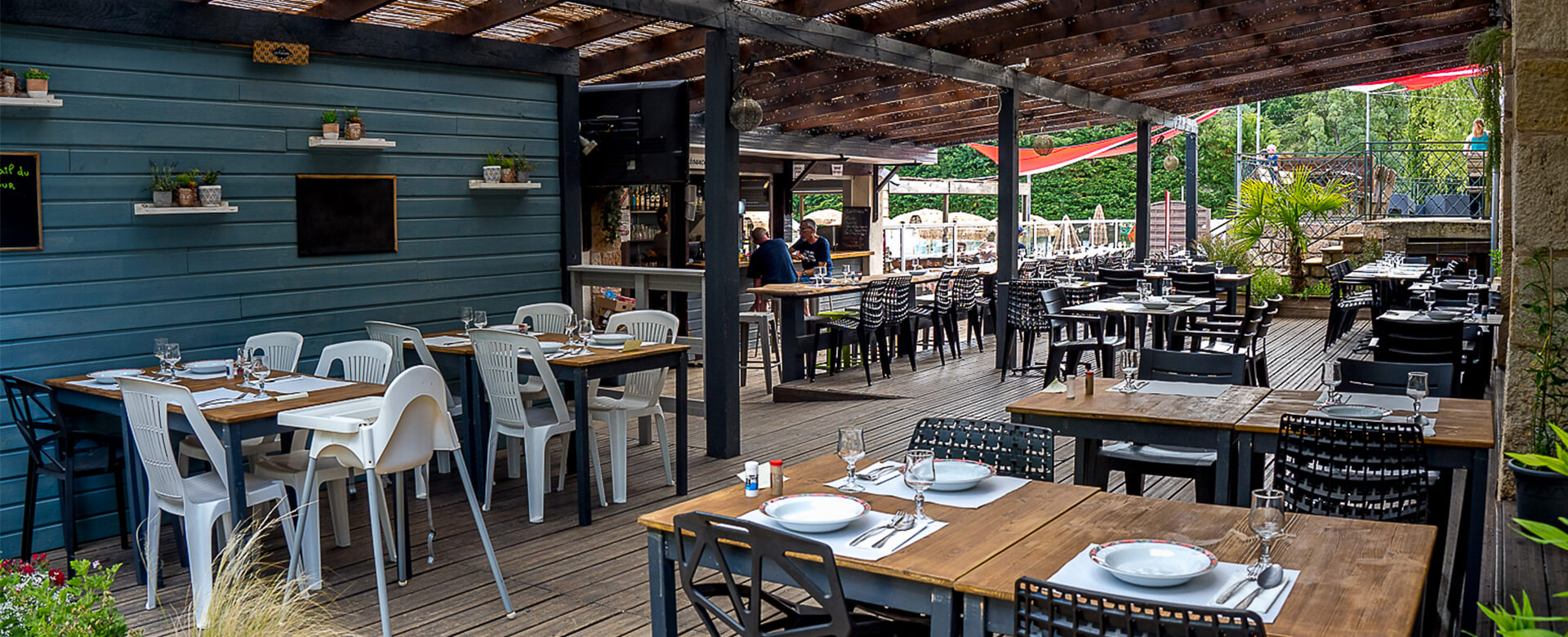 Le restaurant du camping le Chêne Vert situé près d’Albi, avec terrasse ombragée