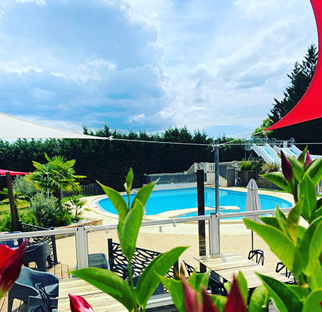 La grande piscine de l’espace aquatique du camping du Chêne Vert dans le Tarn en Occitanie