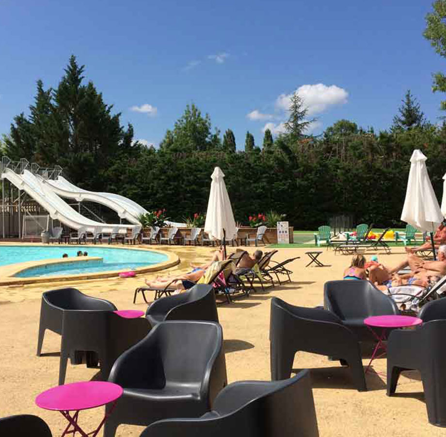L’Espace aquatique du camping du Chêne Vert en Occitanie équipée de transats