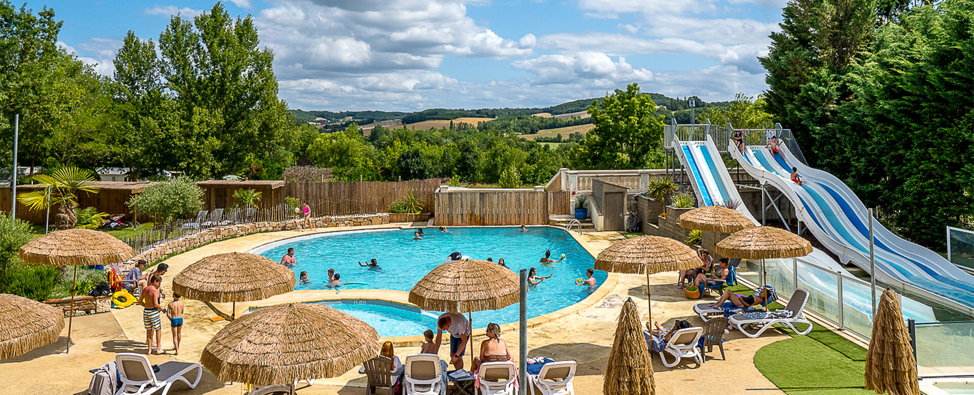 L’Espace aquatique avec piscine toboggan et pataugeoire du camping du Chêne Vert dans le Tarn entre Albi et Gaillac