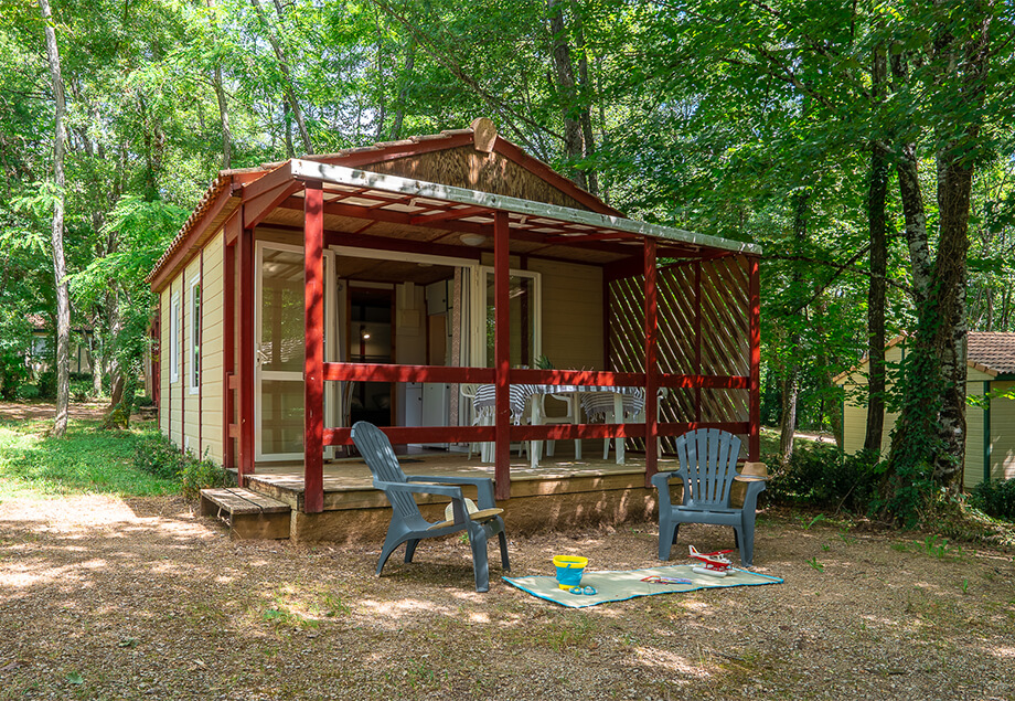 Location bungalow Classic 4 personnes dans le Tarn au camping 4 étoiles le Chêne Vert. Terrasse couverte.