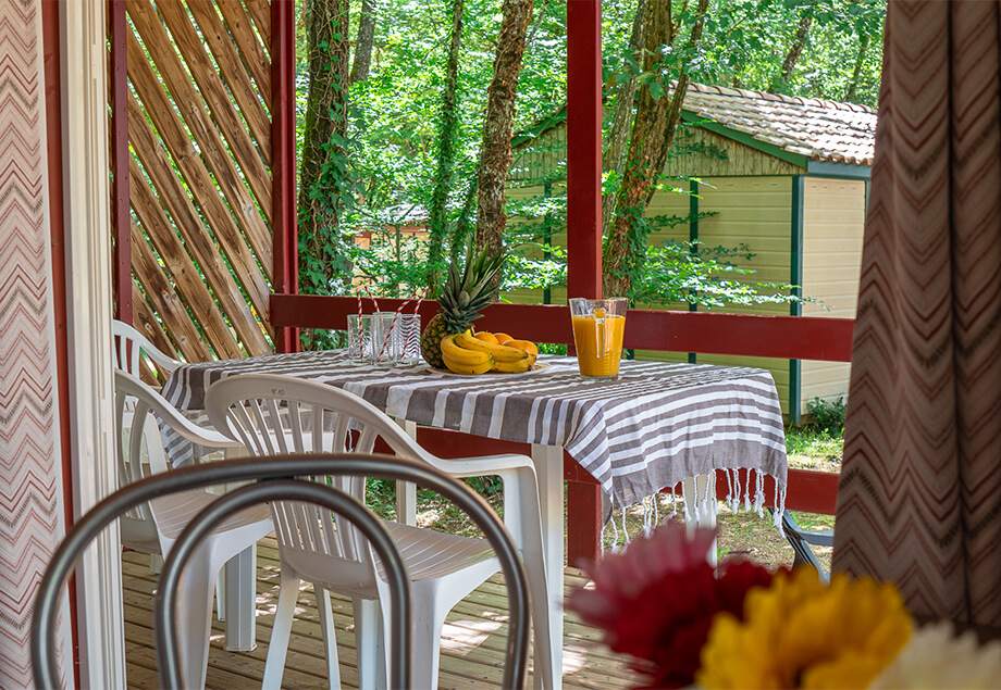 Vue de face de la location bungalow Classic 4 personnes près d’Albi au camping 4 étoiles le Chêne Vert.