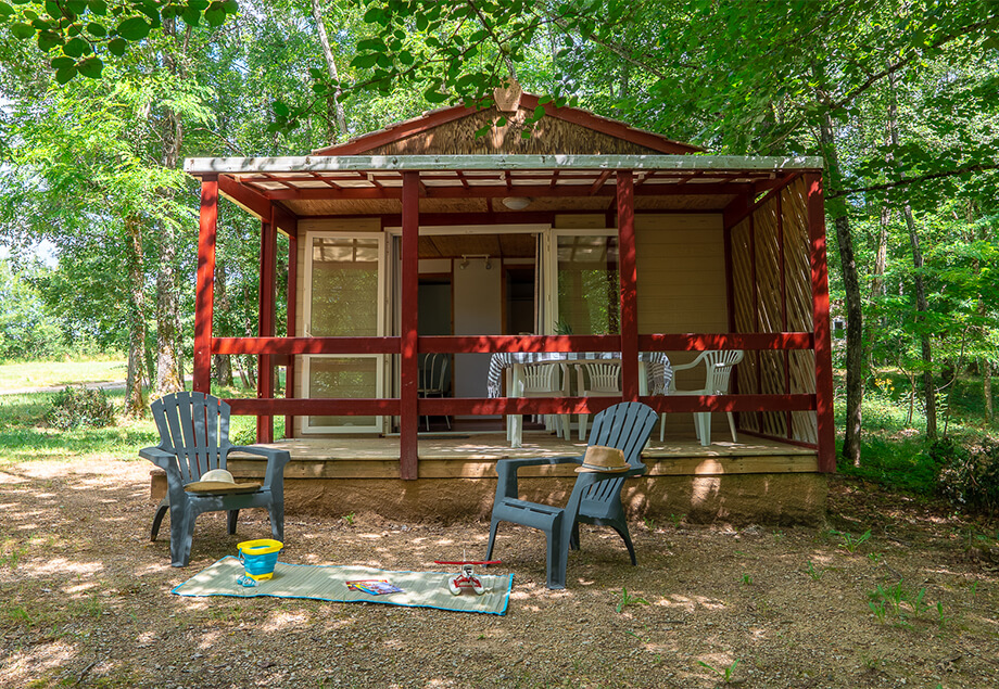 Coin repas de la location bungalow Classic 4 personnes près de Gaillac au camping 4 étoiles le Chêne Vert.