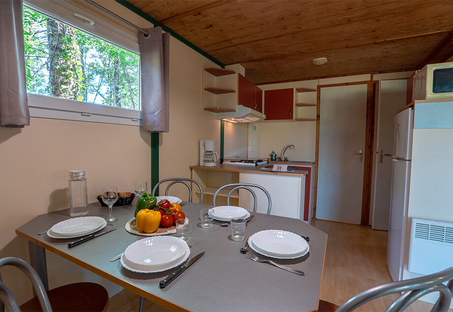 Coin cuisine de la location bungalow Classic 4 personnes dans le Tarn au camping 4 étoiles le Chêne Vert.