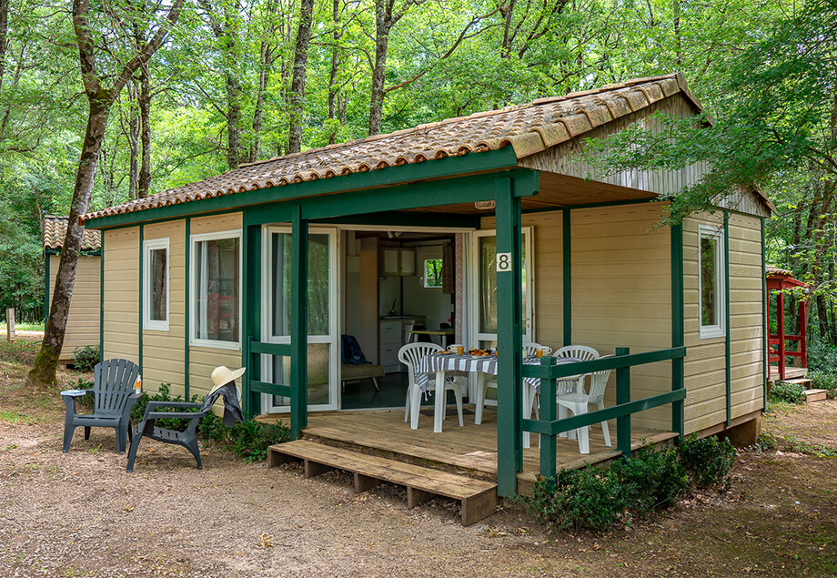 Terrasse couverte de la location bungalow Classic 5 personnes dans le Tarn au camping 4 étoiles le Chêne Vert. Location vacances près de Gaillac