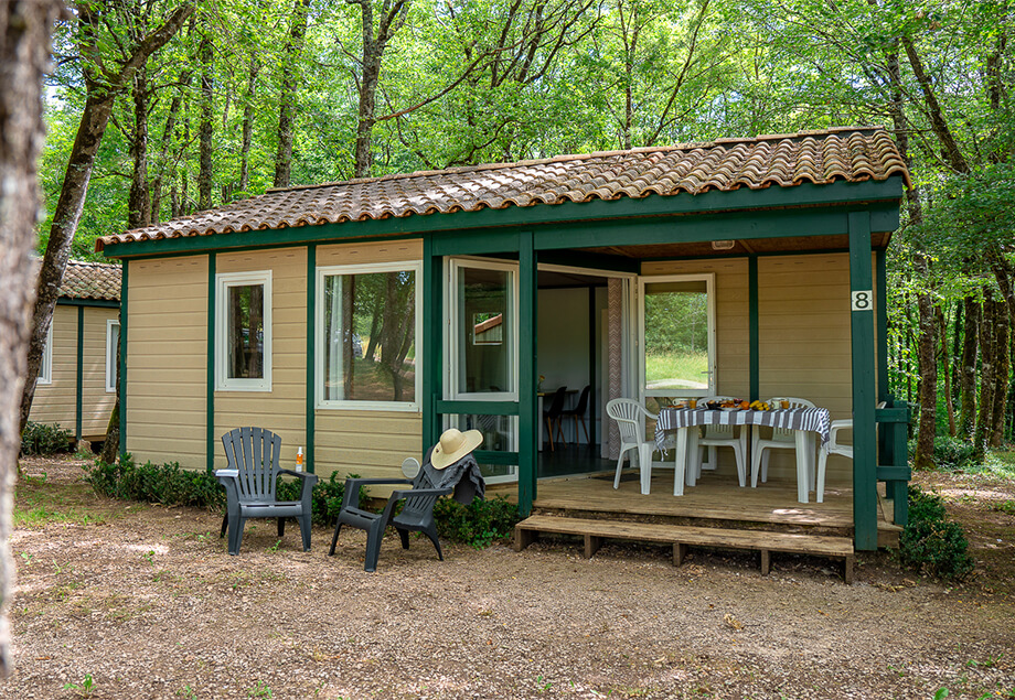 Terrasse couverte de la location bungalow Classic 5 personnes dans le Tarn au camping 4 étoiles le Chêne Vert. Location vacances près de Gaillac
