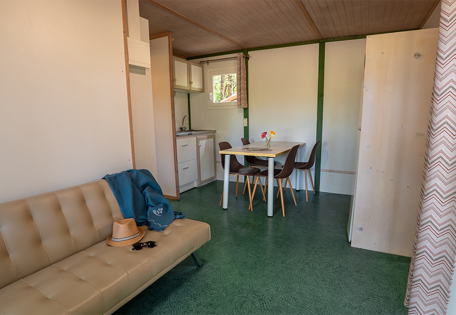 Terrasse couverte de la location bungalow Classic 5 personnes dans le Tarn au camping 4 étoiles le Chêne Vert. Location vacances près de Gaillac