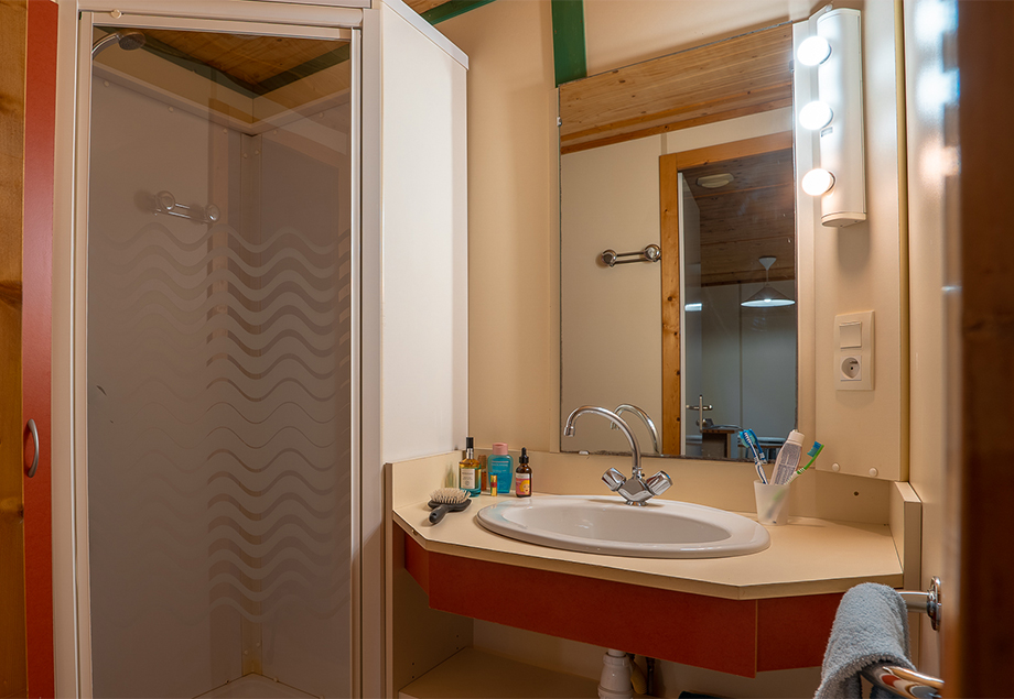 Salon de la location  dans le Tarn du camping 4 étoiles le Chêne Vert en Occitanie.