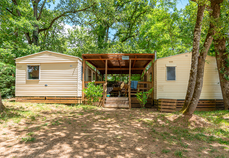 La terrasse couverte de la location bungalow Eco 10 personnes dans le Tarn, du camping 4 étoiles le Chêne Vert à Castelnau de Montmirail