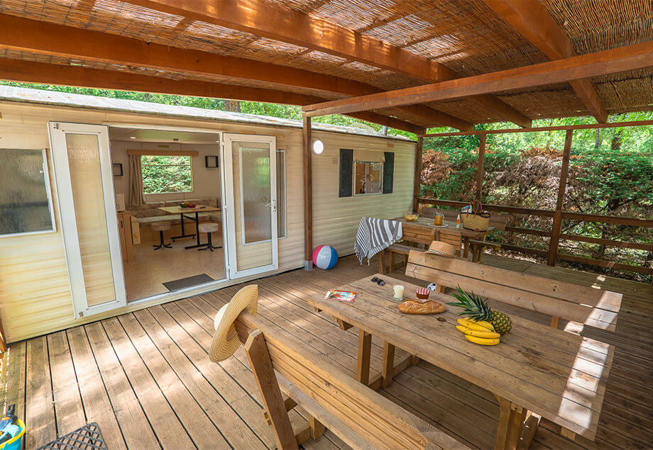 Interieur du mobil-home 10 personnes dans le Tarn, du camping 4 étoiles le Chêne Vert à Castelnau de Montmirail
