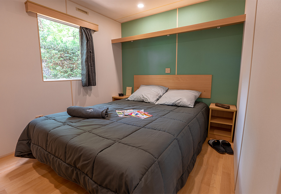 Interieur du mobil-home 10 personnes dans le Tarn, du camping 4 étoiles le Chêne Vert à Castelnau de Montmirail