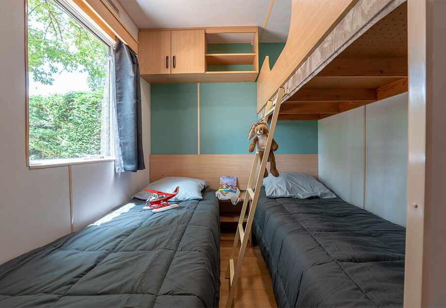 Interieur du mobil-home 10 personnes dans le Tarn, du camping 4 étoiles le Chêne Vert à Castelnau de Montmirail