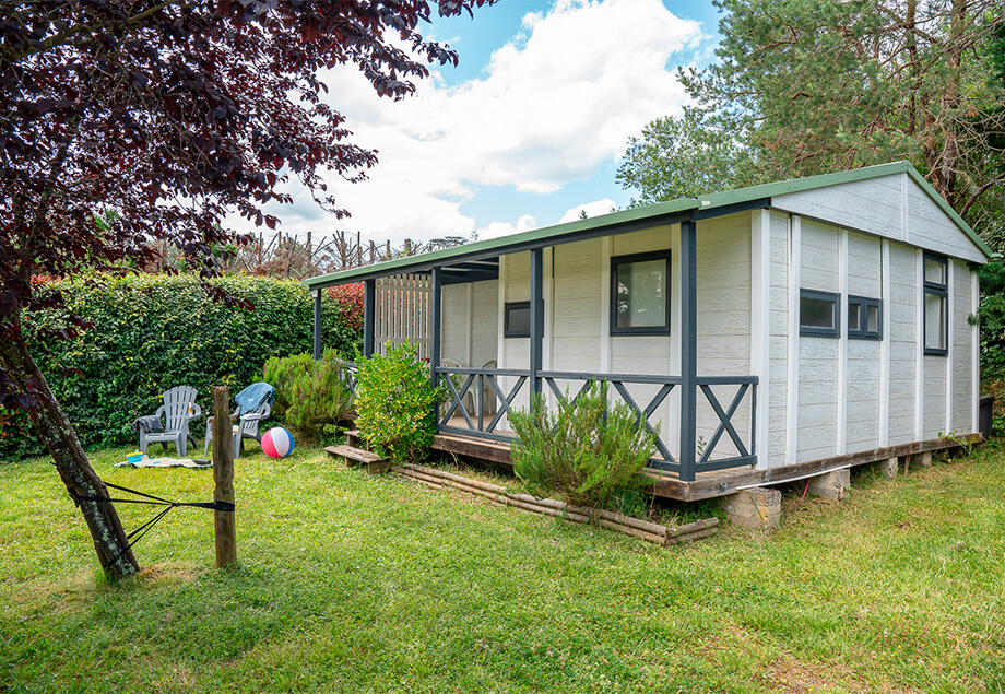 La terrasse de la location bungalow Eco 5 à 6 personnes 3 chambres, dans le Tarn au camping 4 étoiles le Chêne Vert.