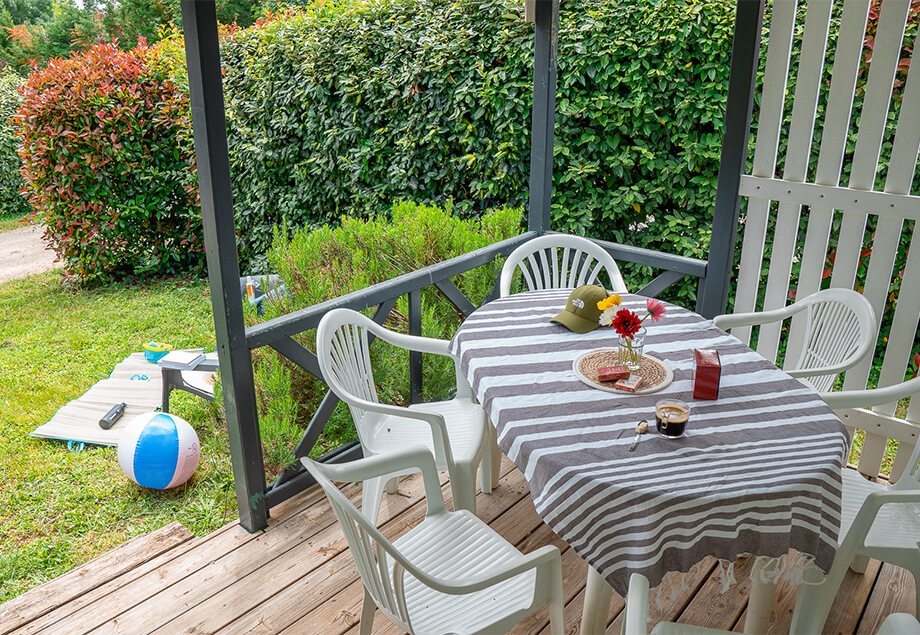 Vue d’ensemble de la location bungalow Eco 5 à 6 personnes 3 chambres, dans le Tarn avec terrasse couverte du camping 4 étoiles le Chêne Vert près d’Albi.