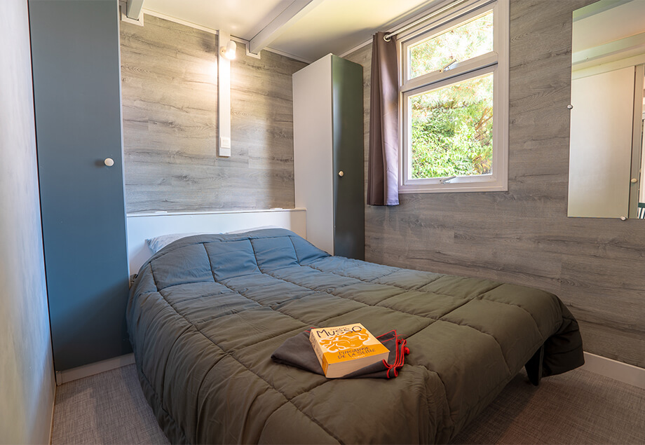 La cuisine de la location bungalow Eco 5 à 6 personnes 3 chambres, dans le Tarn du camping 4 étoiles le Chêne Vert en Occitanie.