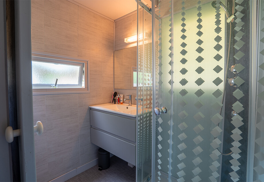 La chambre avec lit superposé de la location bungalow Eco 5 à 6 personnes dans le Tarn du camping 4 étoiles le Chêne Vert près d’Albi.