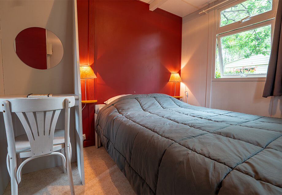 Vue d’ensemble de la location bungalow Eco 5 à 6 personnes dans le Tarn et sa terrasse couverte, du camping 4 étoiles le Chêne Vert à Castelnau de Montmirail