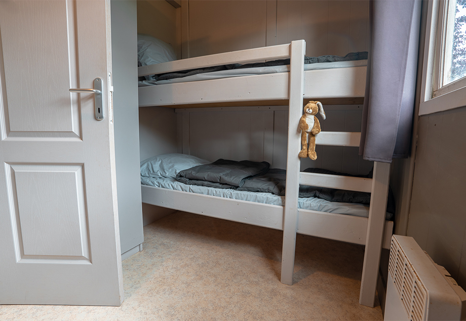 La terrasse de la location bungalow Eco 5 à 6 personnes dans le Tarn, du camping 4 étoiles le Chêne Vert près de Gaillac