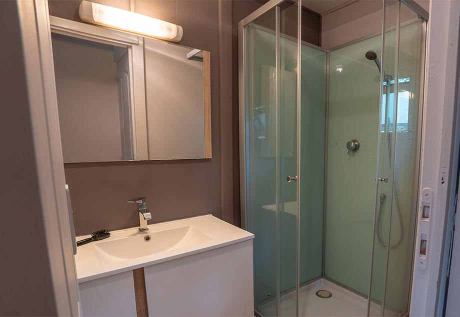 Le coin salon de la location bungalow Eco 5 à 6 personnes dans le Tarn, du camping 4 étoiles le Chêne Vert près d’Albi