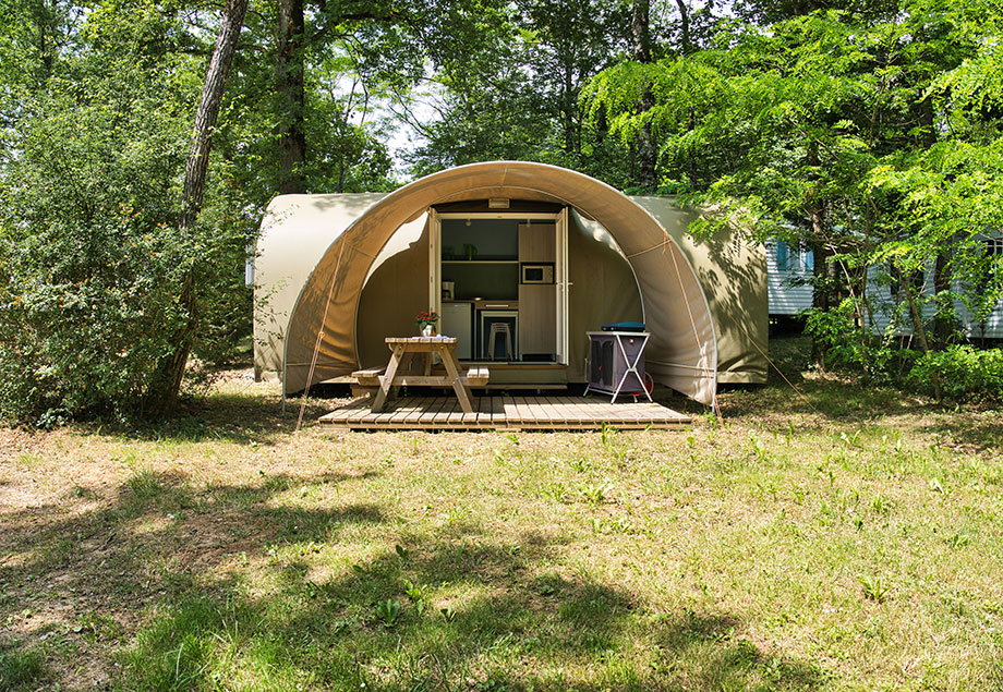 Vue d’ensemble de la location Coco insolite 4 personnes dans le Tarn, du camping 4 étoiles le Chêne Vert près d’Albi