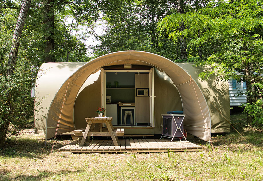 Vue d’ensemble de la location Coco insolite 4 personnes et sa terrasse dans le Tarn, du camping 4 étoiles le Chêne Vert près de Gaillac