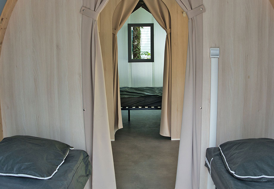 Les chambres de la location Coco insolite 4 personnes dans le Tarn, du camping 4 étoiles le Chêne Vert en Occitanie.