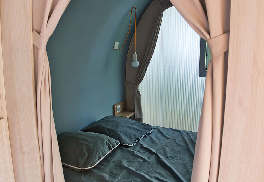 La chambre de la location Coco insolite 4 personnes dans le Tarn, du camping 4 étoiles le Chêne Vert près d’Albi.
