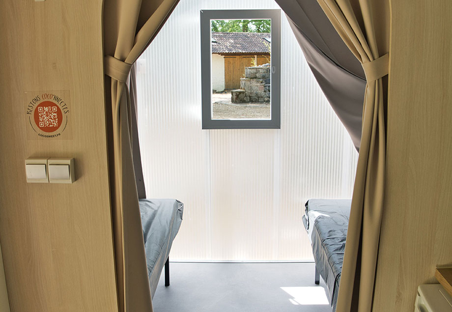 La chambre de la location Coco insolite 4 personnes avec 2 lits dans le Tarn, du camping 4 étoiles le Chêne Vert près de Gaillac.