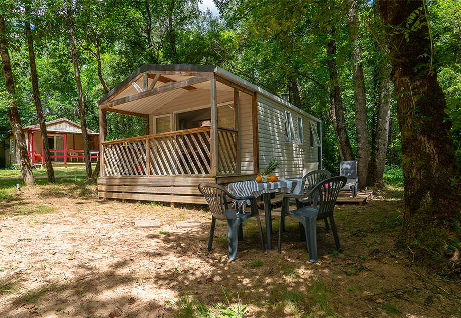 Vue d’ensemble du mobil-home Premium 4 personnes 2 chambres dans le Tarn, du camping 4 étoiles le Chêne Vert à Castelnau de Montmirail