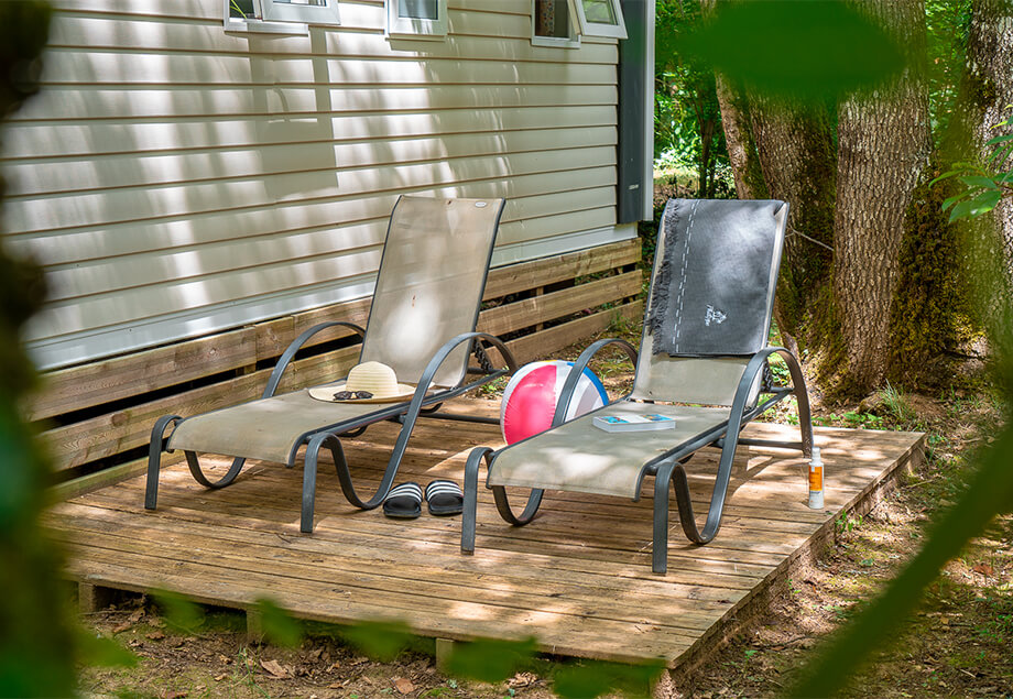 La cuisine de la location  dans le Tarn du camping 4 étoiles le Chêne Vert en Occitanie.