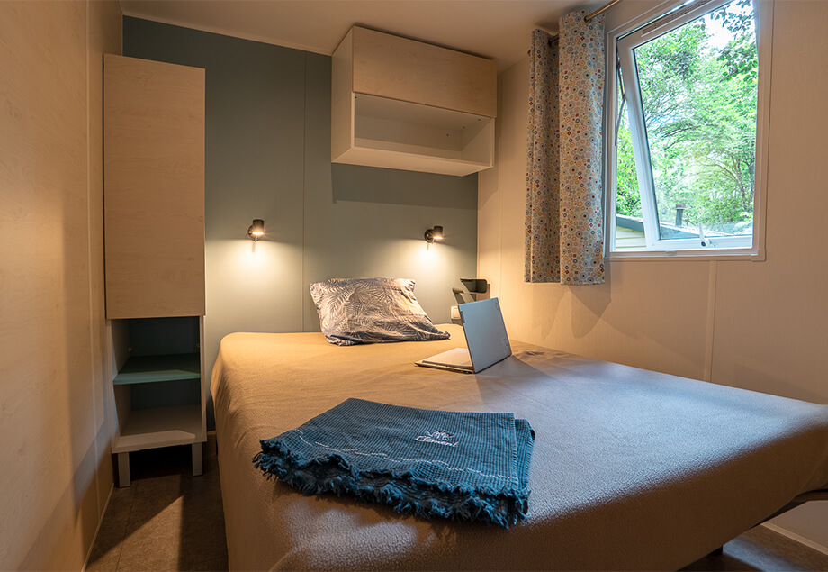 Le coin salon du mobil-home Premium 4 personnes 2 chambres dans le Tarn, du camping 4 étoiles le Chêne Vert, près de Gaillac