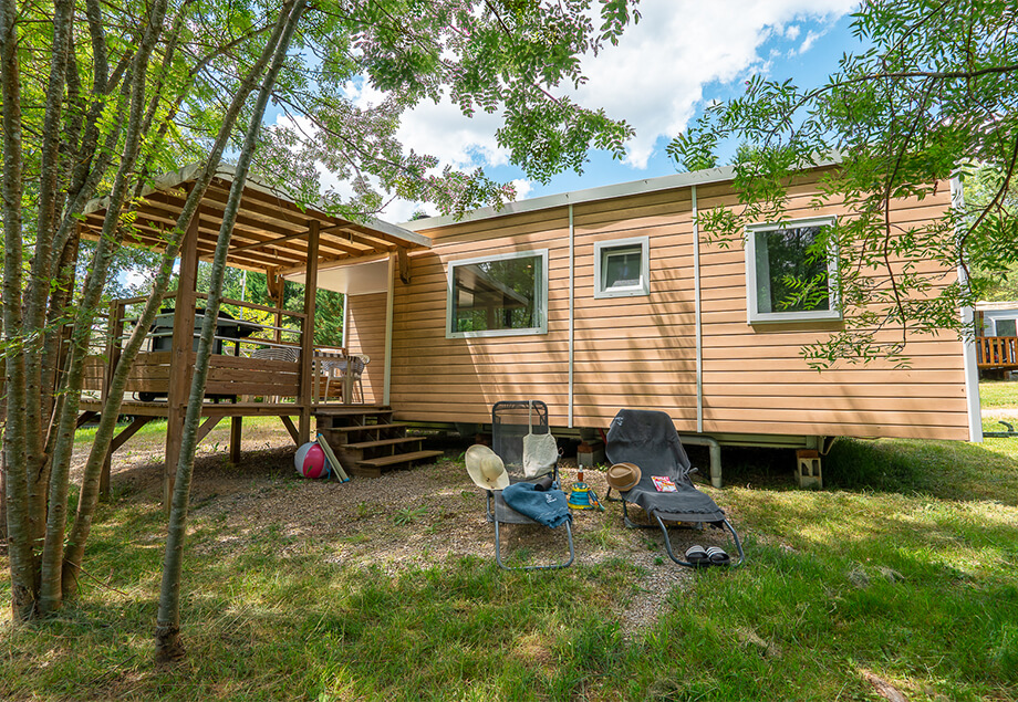 La terrasse couverte de la location bungalow Eco 10 personnes dans le Tarn, du camping 4 étoiles le Chêne Vert à Castelnau de Montmirail