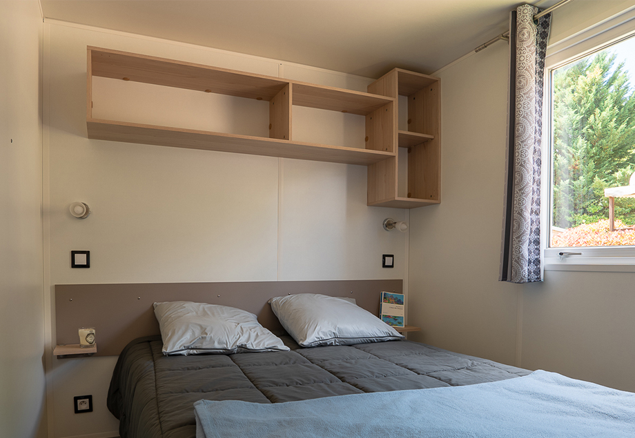La cuisine équipée du mobil-home 6 personnes Premium 3 chambres, dans le Tarn, du camping 4 étoiles le Chêne Vert près de Gaillac