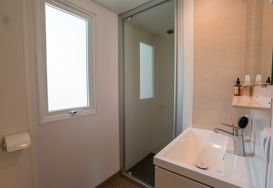 La cuisine équipée du mobil-home Premium + 4 personnes 2 chambres, dans le Tarn, du camping 4 étoiles le Chêne Vert près d’Abi