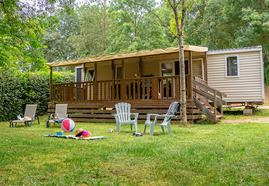 Vue d’ensemble du mobil-home Premium + 6 personnes 3 chambres, dans le Tarn, du camping 4 étoiles le Chêne Vert en Occitanie